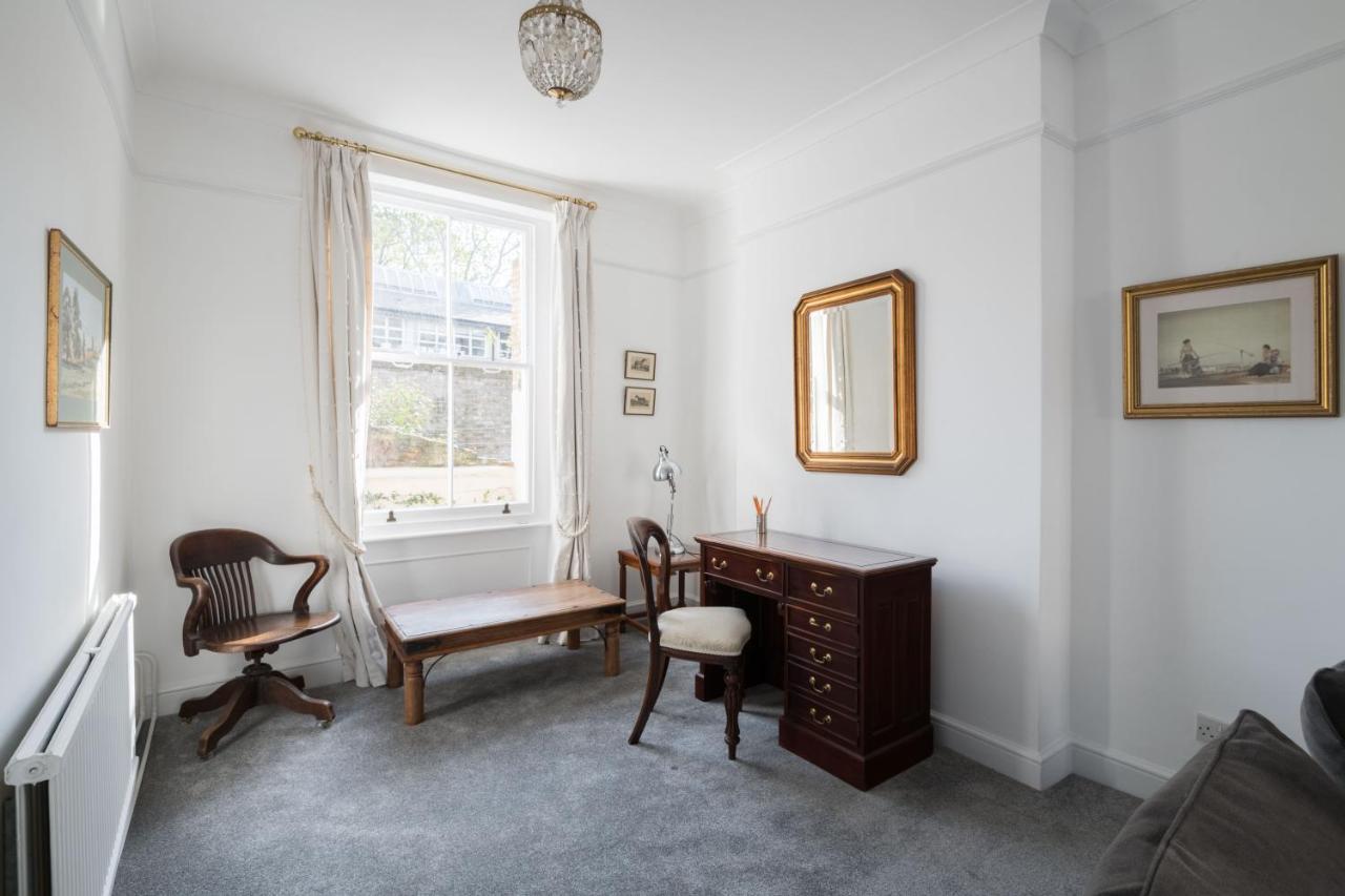 Stylish Sloane Square Close To Victoria By Underthedoormat Apartament Londra